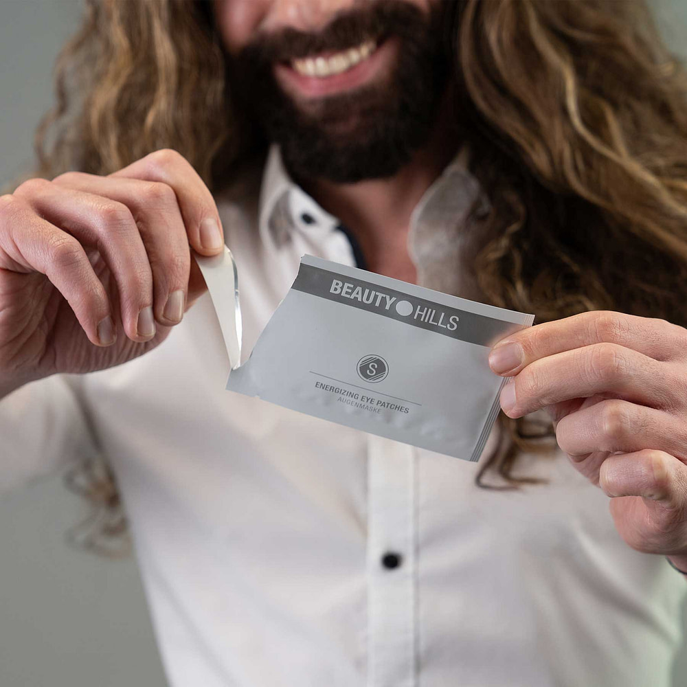 Mann öffnet Energizing Eye Patches
