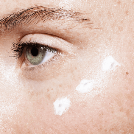 Frau trägt Eyeliss Augencreme auf