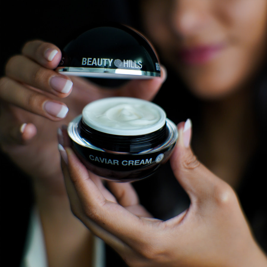 Frau öffnet Caviar Cream Gesichtscreme