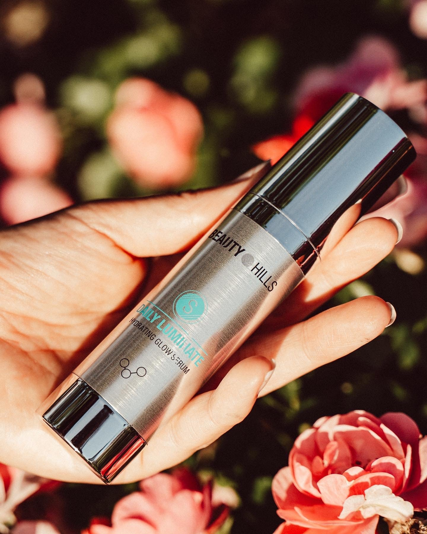drea_catalea_2-min Frau hält Glow-Serum in der Hand
